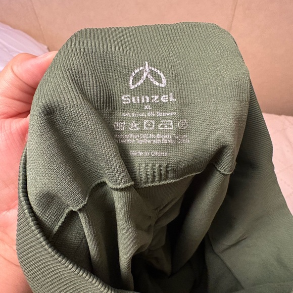 LAST CHANCE Sunzel Scuplting Leggings in Green XL - Picture 3 of 3